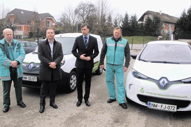 Novomeška Komunala naj bi po besedah direktorja Gregorja Klemenčiča (drugi z leve) letos kupila še dve električni vozili.