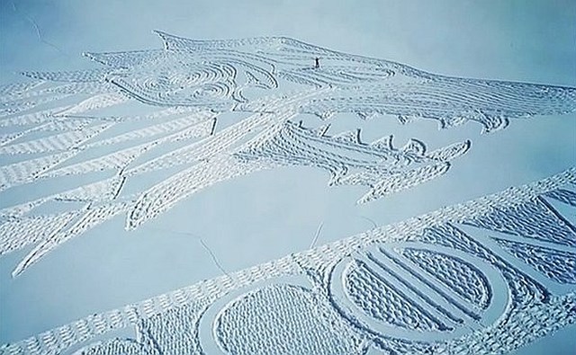 13 ur in 32 kilometrov korakov za snežno umetnino, posvečeno Jonu Snowu