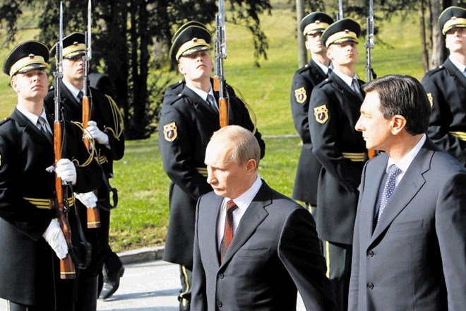 Tako je Borut Pahor pred dobrimi štirimi leti na Brdu pri Kranju pozdravil  takratnega premierja Vladimirja Putina. Slovenija...