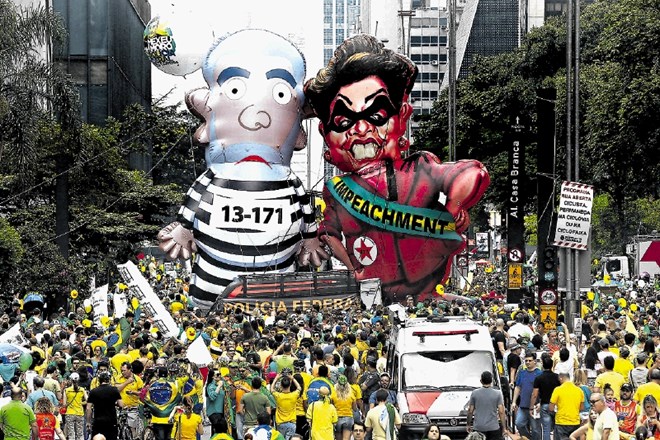 Protestniki so nosili lutki bivšega predsednika Lule in  predsednice Rousseffove, ki naj bi bila glavna krivca za korupcijo...