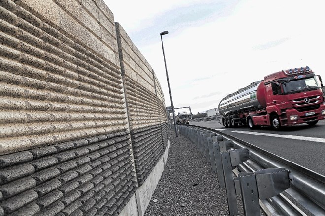Meritve oddelka za gradbeno fiziko pri Zavodu za gradbeništvo (ZAG) so lani dokazale, da protihrupne ograje na avtocestnem...