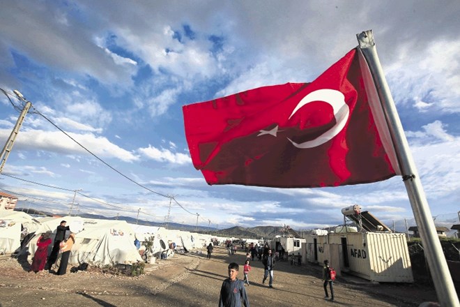 Evropski voditelji naj bi na tokratnem vrhu potrdili načelni dogovor s Turčijo o vračanju nezakonito prispelih beguncev v EU...