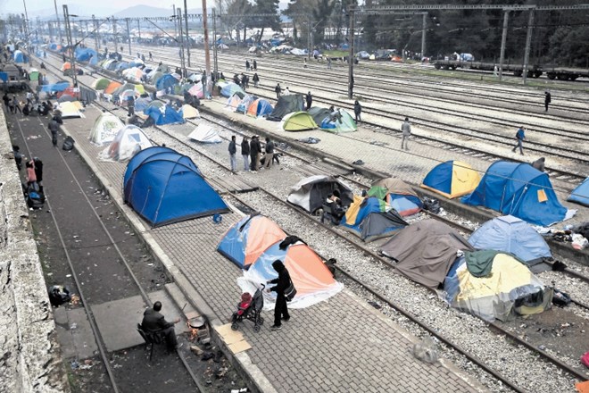 Šotorišče obtičalih beguncev na makedonsko-grški meji se je razširilo na železniške tire.