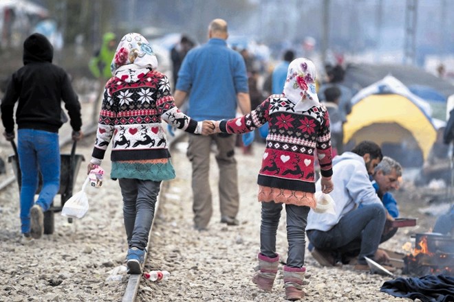 V že tako ali tako prenatrpane sprejemne centre  v Grčiji prihaja še na tisoče ljudi. V Idomeniju na meji z Makedonijo so...