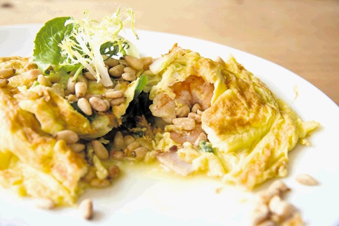 Omleta z repki kozic, popraženimi pinjolami in zeleno solato kot okusna samostojna jed.