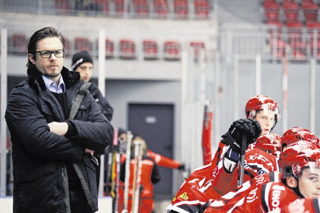 Jeseniški hokejisti pod vodstvom Dejana Varla so bili v Celju na pragu izpada iz državnega prvenstva.