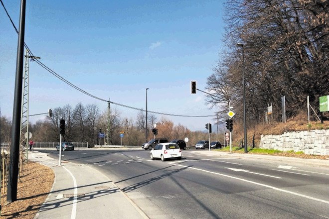 Promet na križišču Dunajske in Gameljske ceste se zgosti predvsem v jutranjih in popoldanskih konicah, medtem ko čez dan ni...