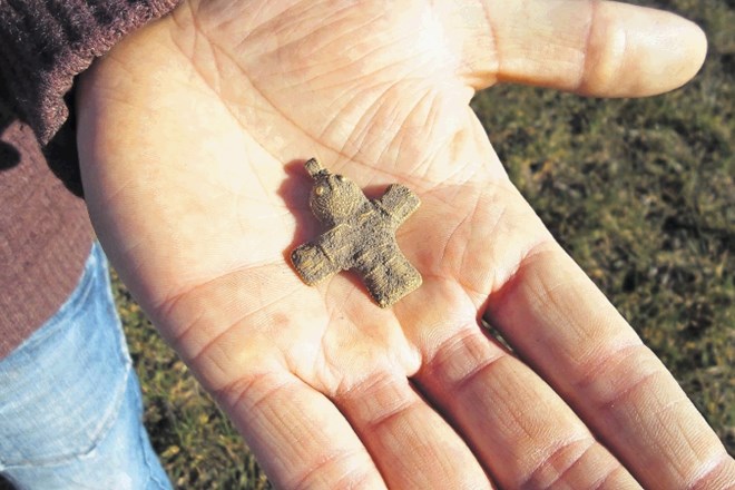 Dennis Fabricius Holm, mladi Danec, ki je  pred kratkim v sebi odkril arheološko žilico, je iz blata izkopal kovinski križec,...