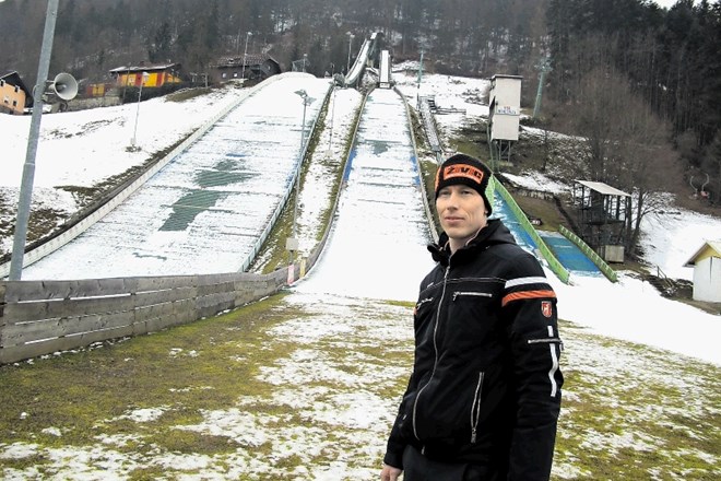 Milan Živic, novi predsednik Smučarsko skakalnega kluba Mislinja, ob vznožju skakalnic v Mislinjski dolini