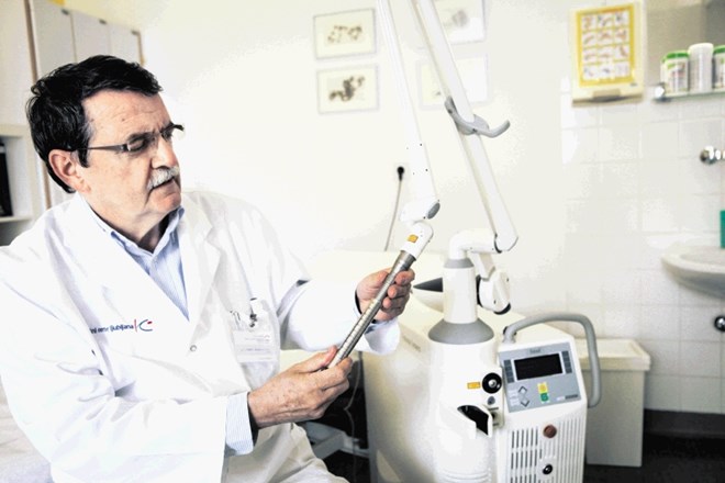 Prof. dr. Adolf Lukanović ugotavlja, da prihajajo na operativne posege predvsem pacientke v že dokaj napredovalem stadiju...