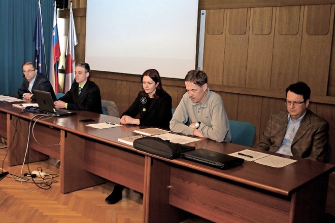 Publikacijo Kultura prostora in graditve zdaj! so predstavili (z leve) Matjaž Grilc, Tomaž Černe, Andrej Goljar in Aleš...