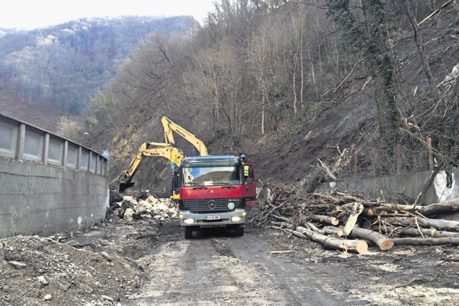 Cesta pri trboveljski cementarni, ki jo je  poškodoval skalni podor, je znova odprta za promet.