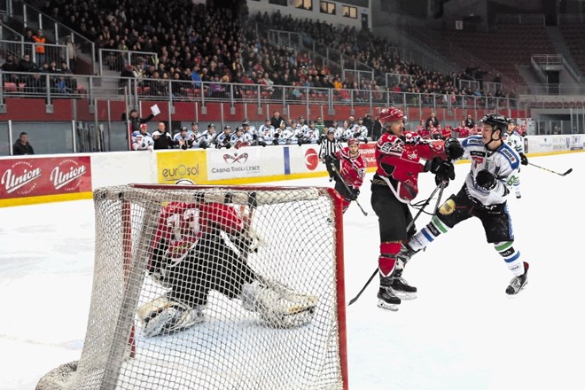 Zmagovalec današnje tretje finalne tekme v Tivoliju bo v četrtek na Jesenicah lahko  postal hokejski prvak.