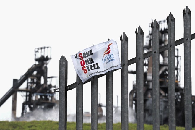 Delavci jeklarne v Port Talbotu so na ograjo izobesili plakate s pozivi, naj rešijo njihovo jeklarno.