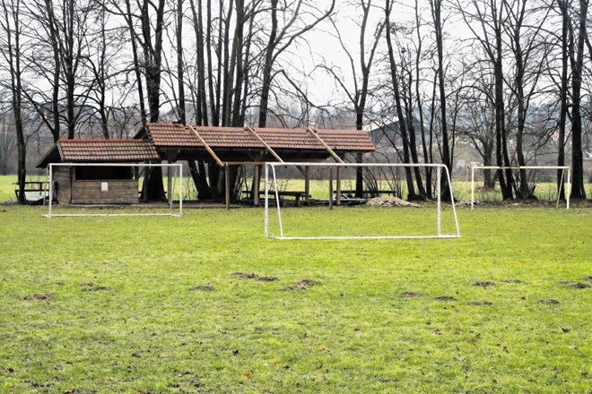 To je zelenica na Kokrici, kjer bi nogometno zamenjala žogica za bejzbol,  zraven pa naj bi zgradili tudi manjše nogometno...