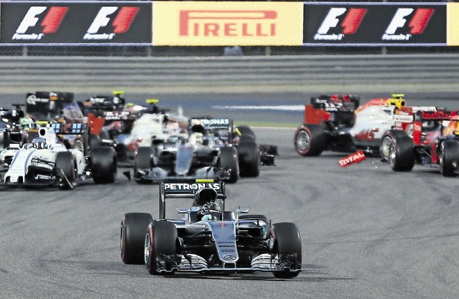 Nico Rosberg (v ospredju) se je izognil trčenju dirkačev v prvem ovinku in na koncu slavil zmago na VN Bahrajna.