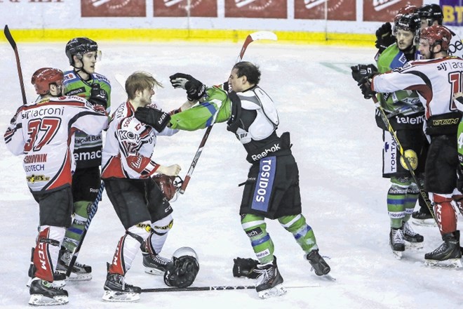 Na tretji finalni tekmi državnega prvenstva so med hokejisti Olimpije in Jesenic zapele tudi pesti.