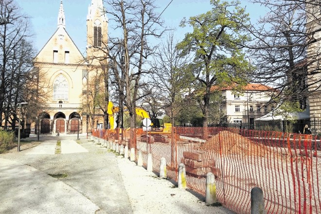 Slomškova ulica, ki so jo v teh dneh začeli prekopavati, bo po prenovi prijaznejša do pešcev in kolesarjev.