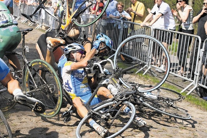 Na dirki Pariz–Roubaix nikoli ne manjka hudih padcev in nesreč.