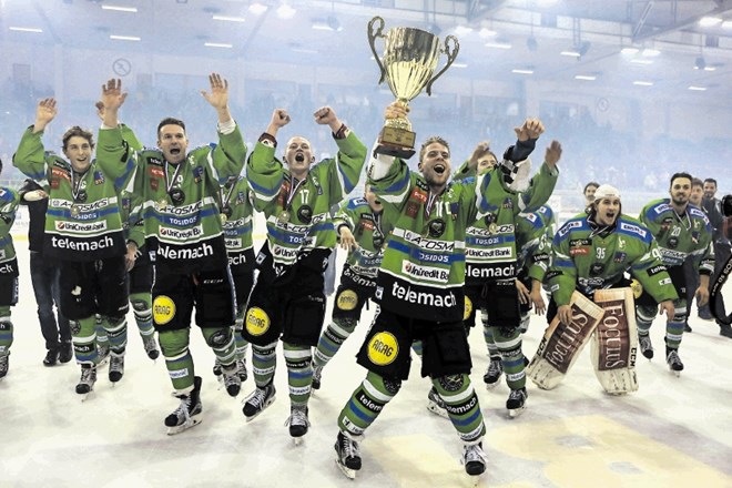 Hokejisti Olimpije so se včeraj v Tivoliju prešerno veselili petnajstega naslova državnega prvaka.