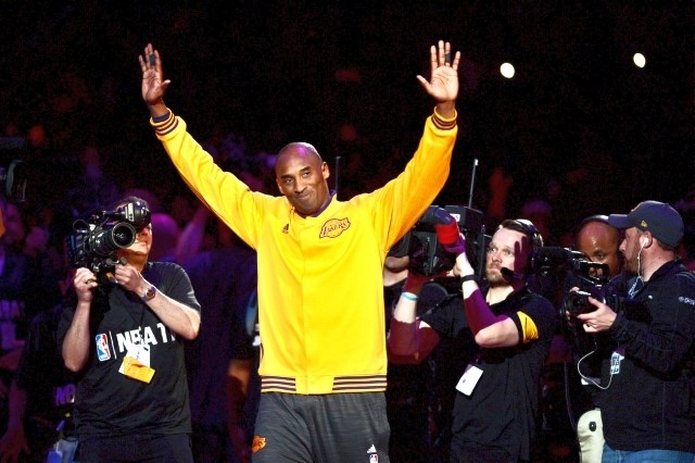 Legendarni član Lakersov Kobe Bryant je košarki pomahal v slovo. (Foto: Reuters)