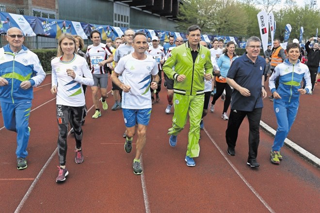Predsednik Mednarodnega olimpijskega komiteja Thomas Bach (drugi z desne) je na Kodeljevem pretekel  400 metrov v družbi (z...