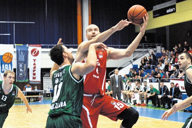 Tajfunov košarkar Emir Zimić (z žogo) se po poškodbi kolena počasi vrača na igrišče.