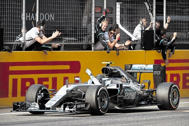 Nemec Nico Rosberg je v svetovnem prvenstvu formule ena zmagal že na šesti zaporedni dirki.