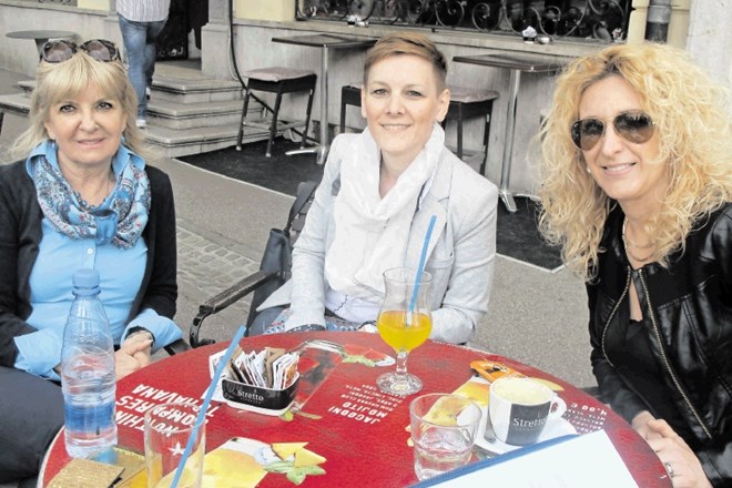 Podjetnica Ana Petančič iz zavoda Grem v mesto, levo ob njej je Jasna Šinkovec in desno Barbara Brajčič.
