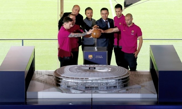 Predstavitve prenove stadiona Camp Nou so se udeležili tudi nogometaši Barcelone. (Foto: Reuters)