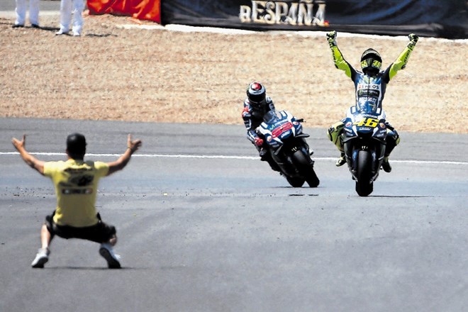 Zmago Valentina Rossija v Jerezu so prešerno proslavili tudi njegovi navijači.