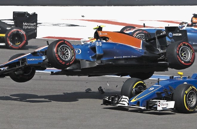 Po nesreči na startu dirke v Sočiju je dirkač Minorja Rio Haryanto s svojim dirkalnikom  takole poletel prek Marcusa...
