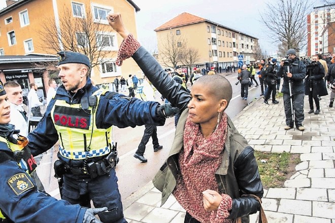 Visoko dvignjena pest Tess Asplund je čez noč postala simbol upora proti neonacistom v Skandinaviji.