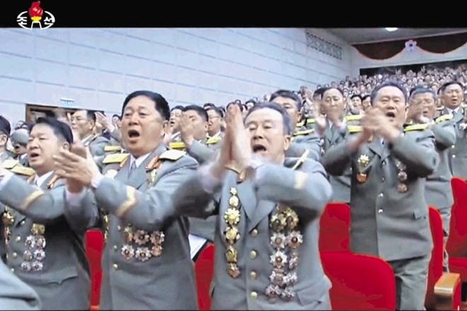Korejska državna televizija je  pokazala navdušenje vojaških častnikov po Unovem nagovoru partijskega kongresa.