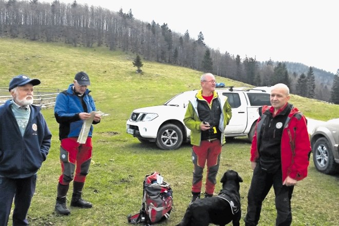 Pri iskanju preminulega Jerneja Drolca je sodelovalo 36 gorskih reševalcev, policistov, lovcev. Reševalci opozarjajo – v...