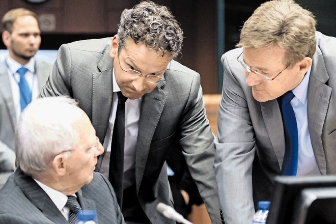Šef evroskupine  Jeroen Dijsselbloem (v sredini), belgijski finančni minister Johan Van Overtveldt (desno) in  nemški...
