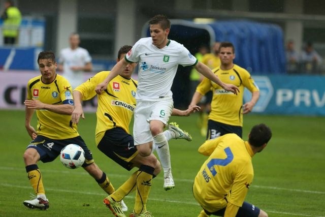 Miha Zajc (v belem dresu) je bil obkrožen s številnimi Celjani, kljub temu pa je dosegel pomemben gol za zmago Olimpije v...