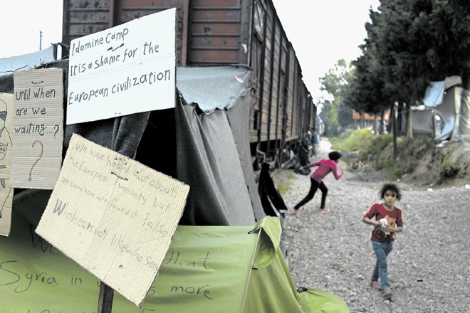 Po zaprtju balkanske migrantske poti je v Idomeniju na grško-makedonski meji obtičalo okoli deset tisoč ljudi,  v vsej Grčiji...