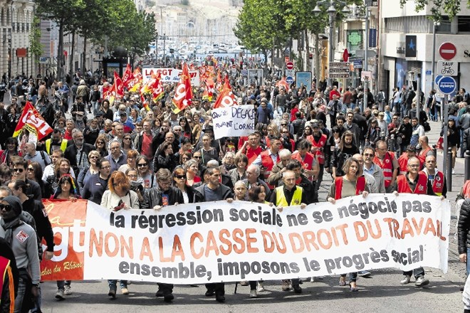 Proti krčenju delavske zakonodaje so protestirali v številnih francoskih mestih (na fotografiji v Marseillu).