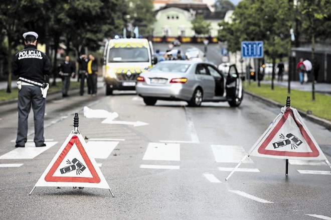 Voznik mercedesa je na Vilharjevi cesti v Ljubljani zbil moškega na prehodu za pešce in ga hudo poškodoval.