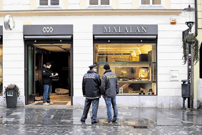 Roparji so draguljarno Malalan na Mestnem trgu v strogem središču Ljubljane napadli sredi belega dne, ob pol dvanajstih...