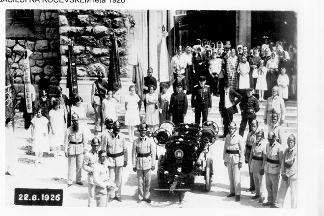 Kočevski gasilci z brizgalno leta 1926