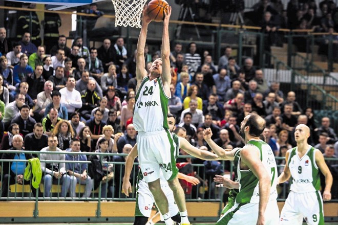 Krkin košarkar Luka Lapornik (z žogo) in soigralci računajo na zmago proti Heliosu in uvrstitev v veliki finale državnega...