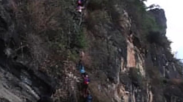 Najnevarnejša pot v šolo vodi prek 800 metrov visoke pečine