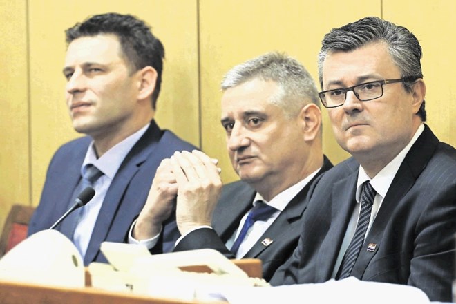 Desno premier Orešković, levo in v sredini  podpredsednika Petrov in Karamarko. Kaže, da ne bodo več dolgo skupaj.