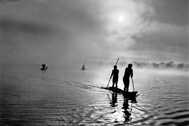 Pripadniki ljudstva Waura z območja zgornjega toka reke Xingu v brazilski zvezni državi Mato Grosso ribarijo v jezeru Piulaga...