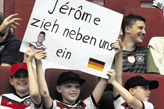 Nogometni navijači so  med pripravljalno tekmo Nemčije s Slovaško v Augsburgu svoje stališče izrazili s številnimi...
