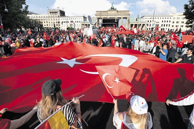 Okoli tisoč Turkov (turška skupnost v Nemčiji šteje 3,5 milijona ljudi) je pred Brandenburškimi vrati protestiralo proti...