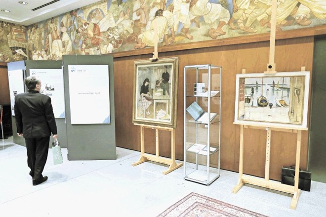Ob konferenci so v državnem zboru odprli razstavo z naslovom Zgodbe iz zapuščine. Na fotografiji sta sliki Nikolaja Omerse...