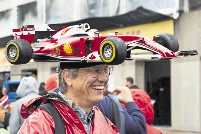 Navijač Ferrarija Kim Reimer si bo tudi tokratno dirko ogledal s svojo značilno kapo v obliki  dirkalnika.